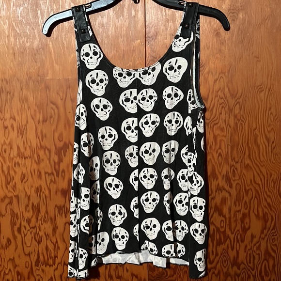 Royal Bones skull tank with rivet detail - Picture 4 of 6
